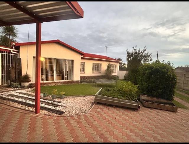 6 BEDROOM HOUSE FOR SALE IN MEYERVILLE